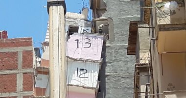 بالصور.. مواصلة أعمال هدم عقار الأزاريطة المائل.. ورئيس الحى: يرتكز على السلم