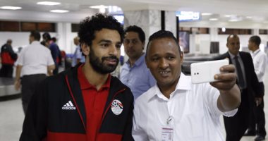 بالصور.. محمد صلاح "ملك السيلفى" فى تونس