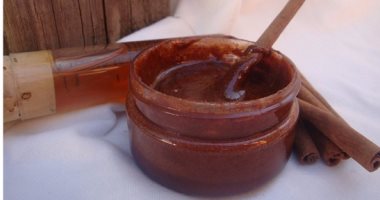 استخدمى قناع العسل بالقرفة لعلاج حب الشباب