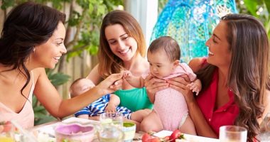 الأم متعددة الصداقات لها علاقات أوثق مع طفلاتها المراهقات