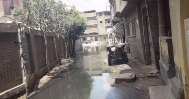 بالصور.. الصرف الصحى يغرق شوارع قرية عياش فى الغربية