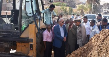 بالصور.. محافظ أسوان يتفقد كسر خط الطرد الرئيسى لمحطة الصرف الصحى بالكرور