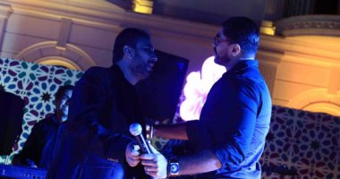 بالصور .. "دويتو" حسام حسنى وخالد سليم فى خيمة "باب القصر"