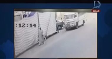 بالفيديو.. الإبراشى يعرض فيديو دهس "ميكروباص" لمواطن