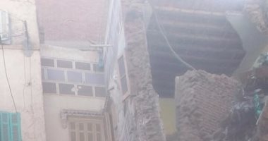 بالصور.. انهيار منزلين متجاورين فى دمنهور وإصابة سيدة وطفلة