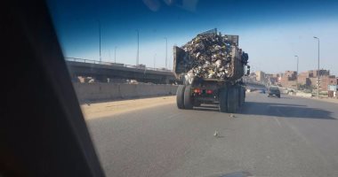 زحام مرورى أعلى كوبرى حدائق القبة بسبب سقوط حمولة سيارة نقل 