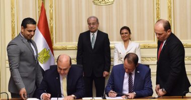بالصور.. رئيس الوزراء يسلم عقودا استثمارية لـ13 شركة بالمنطقة الاستثمارية للقناة  