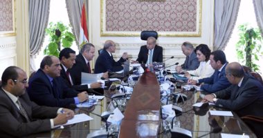 بالصور.. رئيس الوزراء يستعرض مع وزير الزراعة خريطة الأراضى المطروحة للاستثمار الداجنى