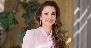 قاموس الموضة..على طريقة المشاهير إزاى تلبسى البلوزة السادة فى الشغل؟