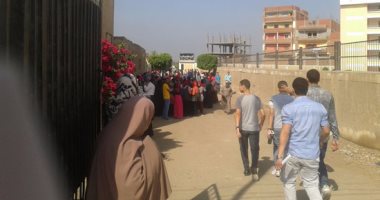 بالصور.. بدء توافد طلاب الثانوية على لجان امتحانات الفيزياء والتاريخ بالشرقية