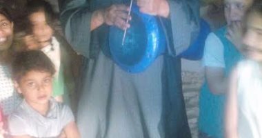 "عزام" ابن البحيرة يحيى مهنة المسحراتى فى شوارع العريش