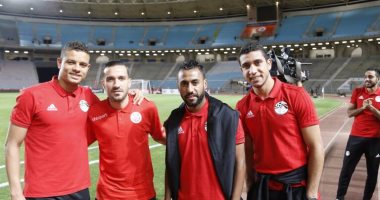 على معلول يصافح لاعبى المنتخب الوطنى بملعب رادس