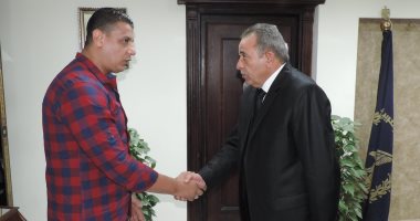 مدير أمن القليوبية يكرم ضابطا بالبحث الجنائى تقديرا لمجهوداته