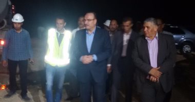 بالصور ..محافظ بنى سويف يتابع أعمال صب قواعد الخرسانة بمحور عدلى منصور 