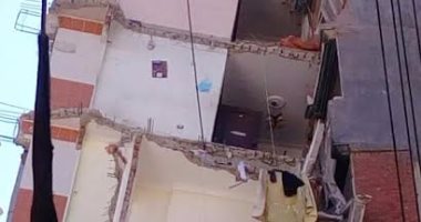 اللجنة الهندسية تواصل هدم عقار الأزاريطة وإزالة أجزاء من الأدوار طوليا