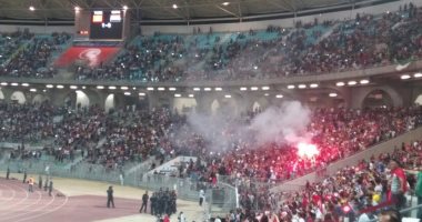 جماهير تونس تشعل الشماريخ احتفالا بالتقدم على مصر