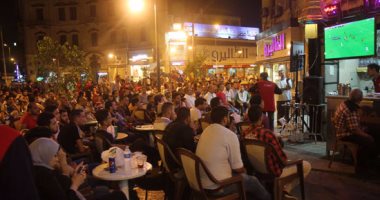 بالصور.. الجماهير تتابع موقعة مصر و تونس على المقاهى