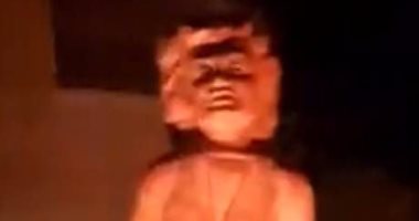 مصمما تمثالى مارلين مونرو والشيخ زايد يسخران من بعضهما على الفيس بوك