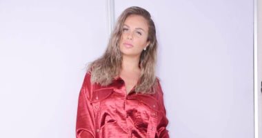"نيكول سابا" تنشر صورة لها أثناء رسم "الحنة"