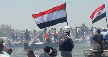 بالصور .. تنفيذا لتكليفات الرئيس بتطهير وتوسيع البحيرات .."محلب" و "كامل الوزير" يزوران بحيرة المنزلة لتطويرها.. الصيادون يطالبون بـتخصيص أماكن لهم ..ويستقبلون الوفد برفع أعلام مصر على لنشاتهم 