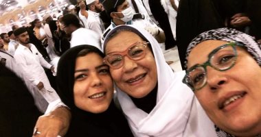 ناهد السباعى تنشر صورة لها من أمام الكعبة المشرفة