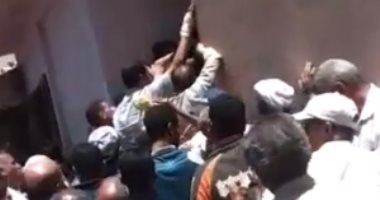 بالصور.. شكوى من تكدس المواطنين أمام مكتب تموين محرم بك فى الإسكندرية