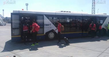 بالصور.. الجماهير تستقبل المنتخب وكوبر بحفاوة فى مطار القاهرة