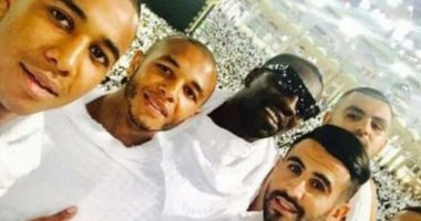 محرز يؤدى مناسك العمرة مع زملائه فى المنتخب الجزائرى