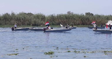 بالصور.. صيادو بحيرة المنزلة يرفعون علم مصر تزامنا مع زيارة محلب والوزير