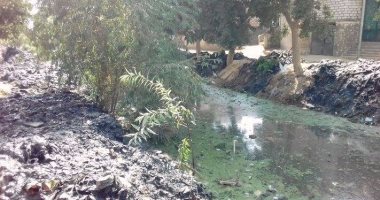 بالصور.. أهالى قرية العباسية يشكون من مصرف مياه ملوث بمحافظة المنيا