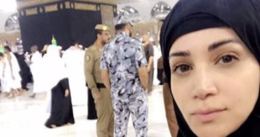 ديانا حداد تنشر صورتها من أمام الكعبة.. وتعلق: دعيتلكم كلكم