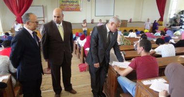 بالصور.. رئيس جامعة المنيا يتفقد امتحانات "طب بيطرى" بالجامعة الجديدة