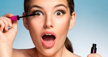 ماتخليش الشبورة تهزمك.. 5 حيل لمكياج ثابت فى الشتاء أهمها الثلج ومرطب الشفاه