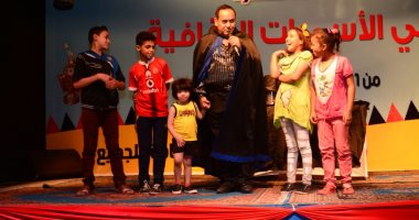 بالصور.. الساحر يمتع الصغار والكبار فى الأسمرات.. وجيش التواشيح يطربهم  