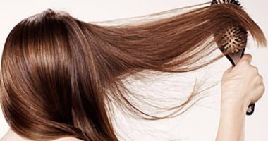 لو دايماً مشغولة.. عادات يومية هتساعدك تعتنى بشعرك