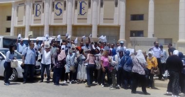 أولياء أمور مدرسة خاصة يتظاهرون أمام التعليم بسبب زيادة المصروفات