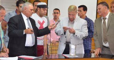محافظ الإسماعيلية يخصص محلات لـ37 بائعا بسوق الجمعة 