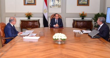 السيسي يجتمع برئيس الوزراء ووزير المالية لمتابعة الأداء الاقتصادى