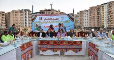 بالصور.. محافظ البحيرة تُشارك العاملين بمنظومة النظافة الإفطار السنوى