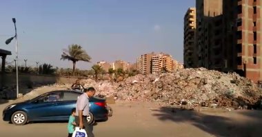 تلال القمامة تحاصر أهالى شارع الشوربجى ببولاق الدكرور