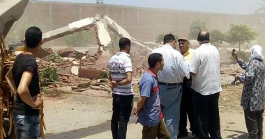 بالصور.. إزالة التعديات على أملاك الدولة بترعة قرية غيط النصارى بدمياط