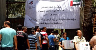 مركز فتا الفلسطينى يوزع 32 ألف طرد غذائى للصائمين بتمويل إماراتى