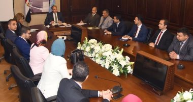 بالصور.. محافظ الإسكندرية يجتمع بشباب الدفعة الأولى من البرنامج التدريبي الرئاسى