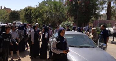 التفاضل والجغرافيا يرسمان البسمة على وجوه طلاب الثانوية العامة.. "تعليم سوهاج" تنفى تسريب مادة الأحياء.. استبعاد رئيس لجنة بدمياط بسبب الفوضى.. وضبط طالب يخفى سماعة بلوتوث  داخل "كم القميص" فى الشرقية