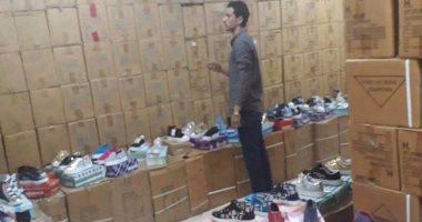 بالصور ..ضبط 10 ألاف كرتونة أحذية دون فواتير فى البحيرة