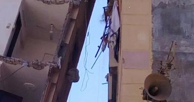 بالصور.. تجاوز منطقة الخطر بعقار "الأزاريطة" وفصلة عن العقار المقابل