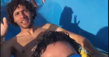 شاهد.. النني يستغل الإجازة الصيفية في التزحلق على مياه البحر الأحمر