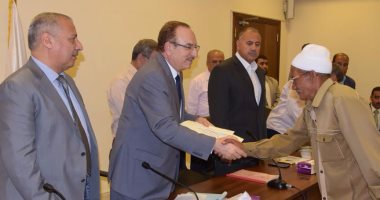 محافظ بني سويف يكرم 33 من المحالين للمعاش بديوان عام المحافظة