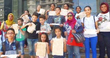 بالصور.. "الآثار" تعلم الأطفال صناعة الورق البردى فى متاحف الإسكندرية
