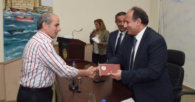 بالصور .. محافظ الإسكندرية يسلم شيكات الدعم السنوى للأندية الرياضية 